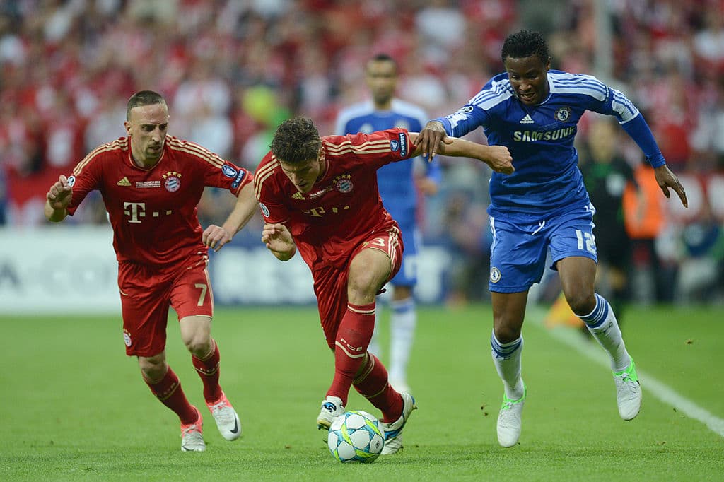 En el segundo tiempo se rompió el medio campo y al minuto 54, Franck Ribéry logró batir a Peter Cech, pero su posición en fuera de lugar canceló el gol que hubiera adelantado a los alemanes.