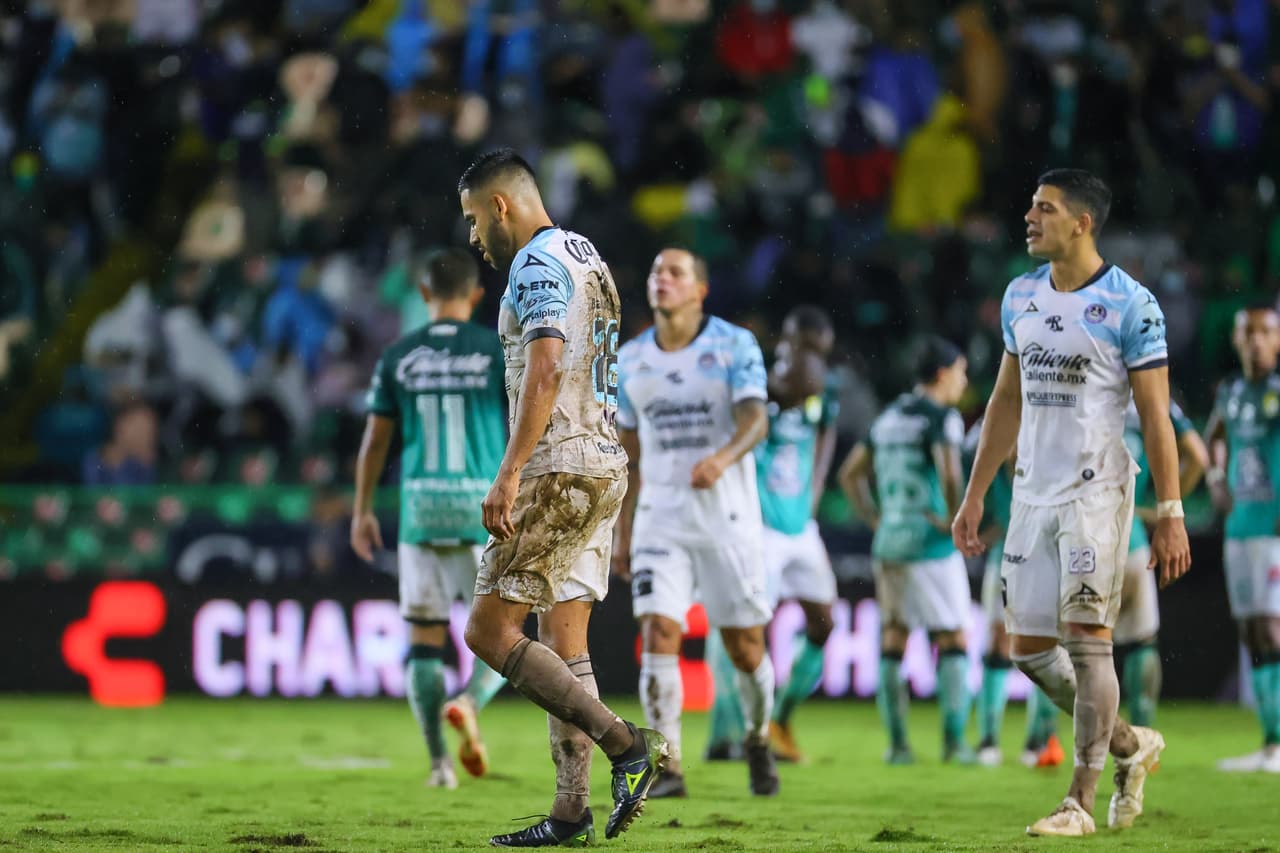 Mazatlán no supo reaccionar ante el embate del León, que encontró el 3-0 de los pies de Emmanuel Gigliotti al minuto 79.