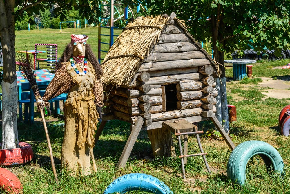 Esta dualidad es importante porque se cree que la Baba Yaga representa tanto el mundo de los vivos como el de los muertos y en realidad es un ser que no solamente es malévolo, sino que también puede acudir al llamado de las personas que necesitan ayuda para salir de un problema.