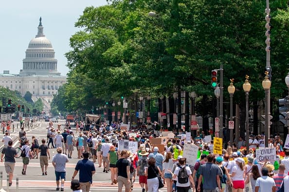 Decenas de personas caminan hacia el Capitolio en Washington DC en protesta por las políticas migratorias de esta administración. (AFP/Getty).