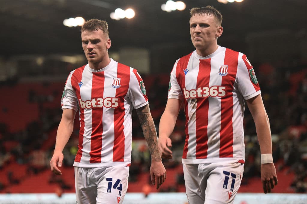 Brentford, por primera vez en su historia, derrota al Stoke City como visita con marcador 2-1, calificando a Cuartos de Final de la Copa de la Liga Inglesa. Canos y Toney anotaron para 'las abejas', Sawyers el único tanto en solitario.