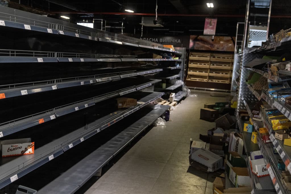 Estanterías vacías en una tienda de alimentos en Irpin.