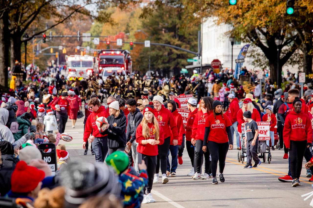 El desfile, lleno de bandas de música, bailarines, autos clásicos, superhéroes y más, marcha por el centro de Raleigh para dos horas a lo largo de un recorrido de 2.2 kilómetros que atrae a una multitud de 60.000 espectadores.