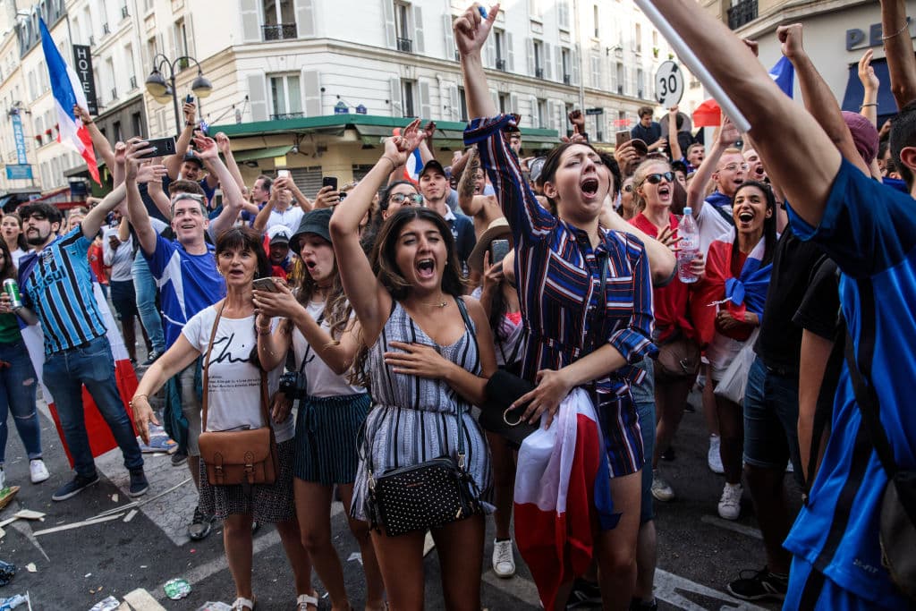En las calles de París se vive la celebración de los fanáticos por la conquista del título mundial de fútbol por parte de la selección de Francia.