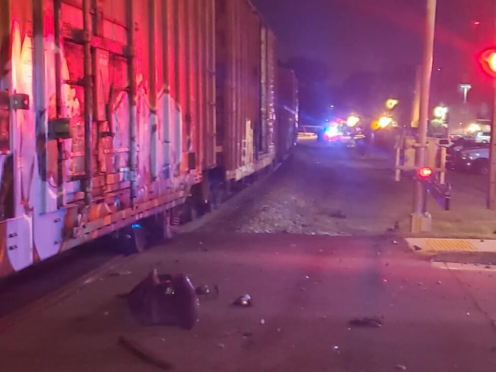 "Los cinco ocupantes bajaron del auto antes de que fuera arrastrada aproximadamente unos 200 pies", indicaron las autoridades en redes sociales.