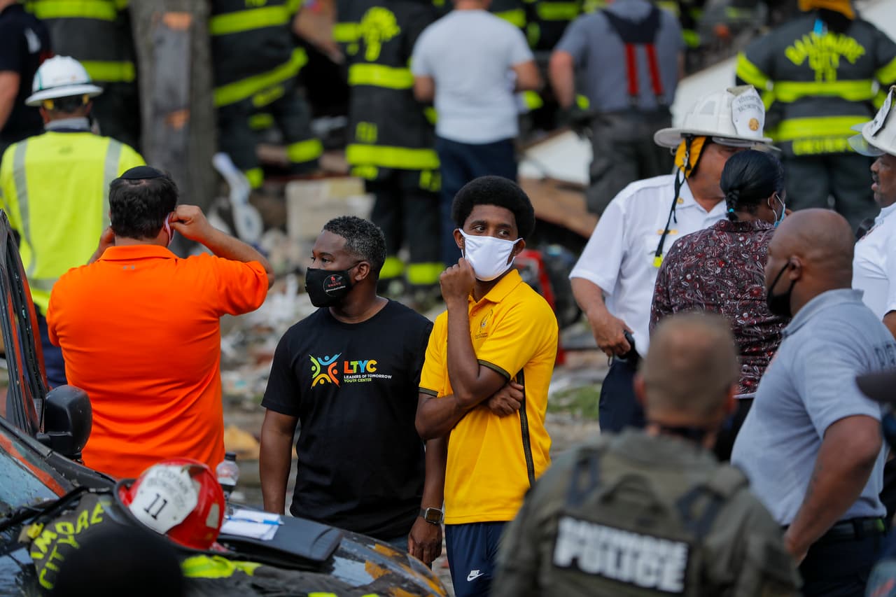 Cuatro de los ocupantes de las viviendas gravemente heridos fueron llevados a hospitales y una mujer fue declarada muerta en el lugar. Los oficiales tratan de rescatar a al menos una persona atrapada en los escombros.
<br>
