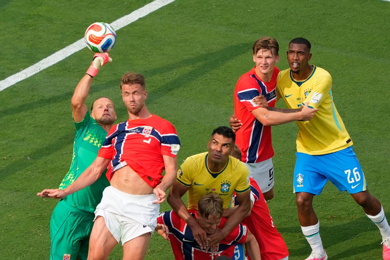 Oerjan Nyland ataja el balón en una jugada peligrosa.