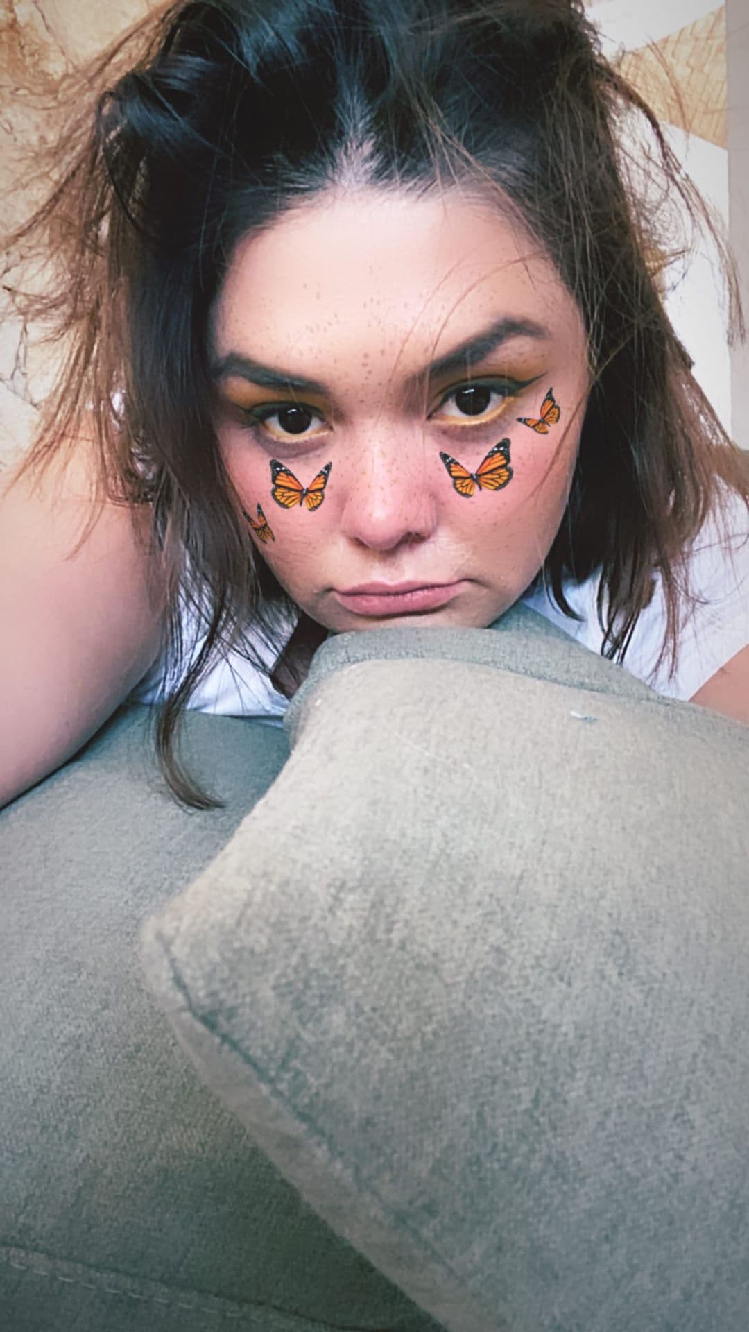 En otra de sus 'stories'
<a href="https://www.univision.com/famosos/yuridia-su-salto-al-estrellato-sus-amores-y-las-dificultades-que-ha-enfrentado-fotos">la cantante</a> se dejó ver con un filtro de mariposas en el rostro.
<br>