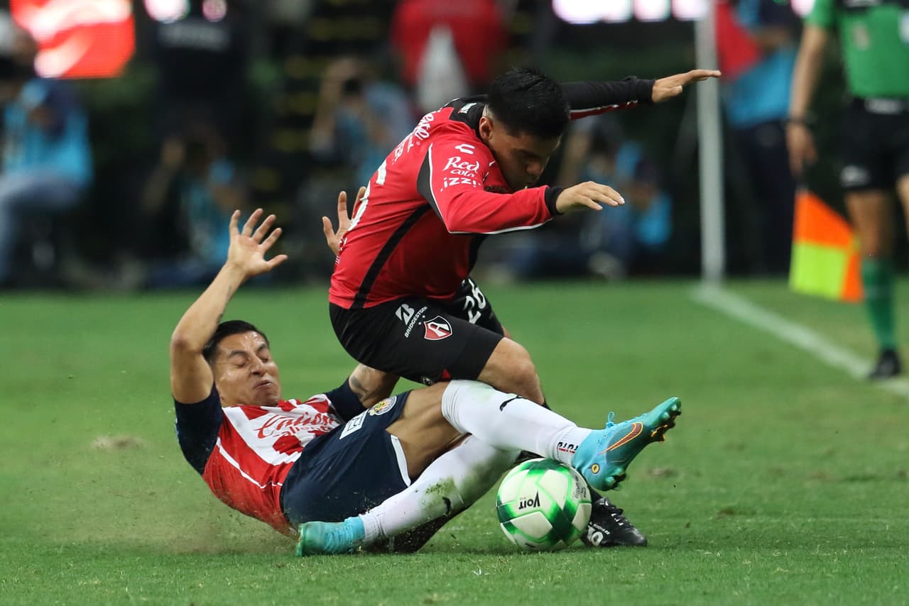 Un primer tiempo bipolar que durante 30 minutos no presentó emociones cambió radicalmente al 28' con el 0-1 de Jeremy Márquez y al 44' con su doblete para silenciar el estadio de Chivas, que lucían perdidas y sin ideas.