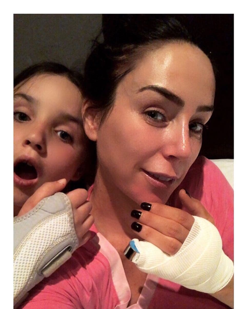 En otros temas, la presentadora abordó lo que ocurrió el pasado 22 de febrero, cuando
<b><a href="https://www.univision.com/famosos/ines-gomez-mont-y-su-hija-sufren-accidentes-el-mismo-dia-y-terminan-en-el-hospital-fotos">sufrió una caída</a></b> que resultó en una fisura en su dedo de la mano derecha. El mismo día, su primogénita también se cayó y ambas terminaron en el hospital.