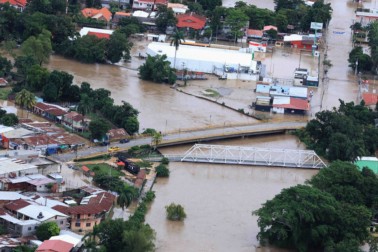 Las aguas casi han alcanzado los puentes en Honduras, rodeados de casas inundadas.