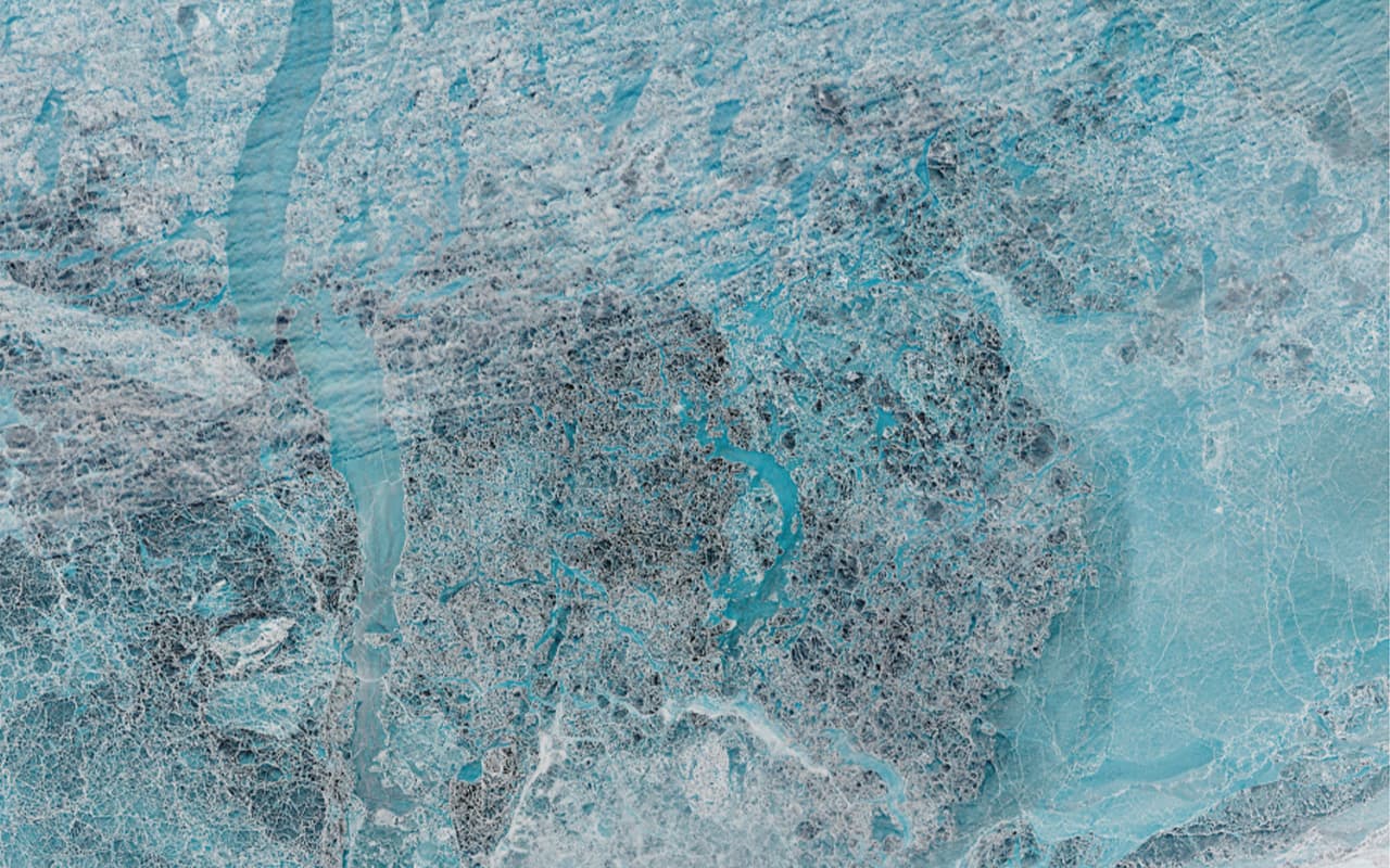 <b>Arte helado en el estrecho de Sannikov 2</b>. El mismo estrecho de Sannikov es parte del pasaje del noreste que conecta el océano Atlántico y el océano Pacífico. En esta foto se ven los hielos menos congelados que en la anterior imagen.
<br>
<br>
<br>