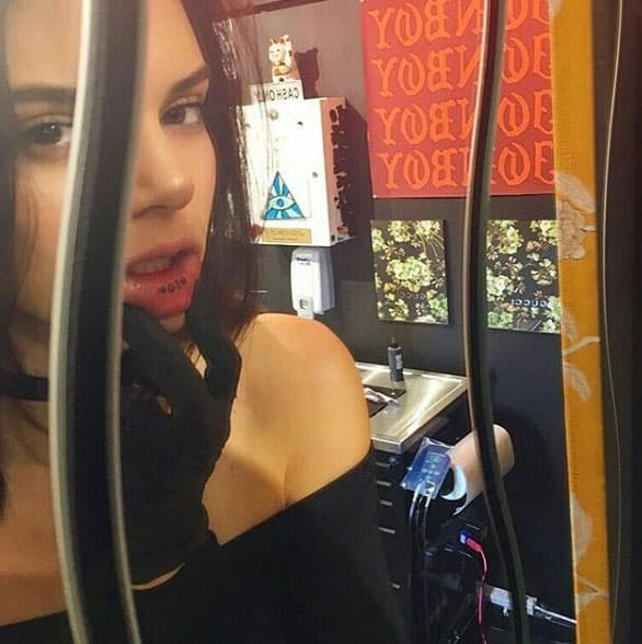 Kendall Jenner se tatuó el interior de su labio inferior: un simple "meow". ¿Gatita sexy?