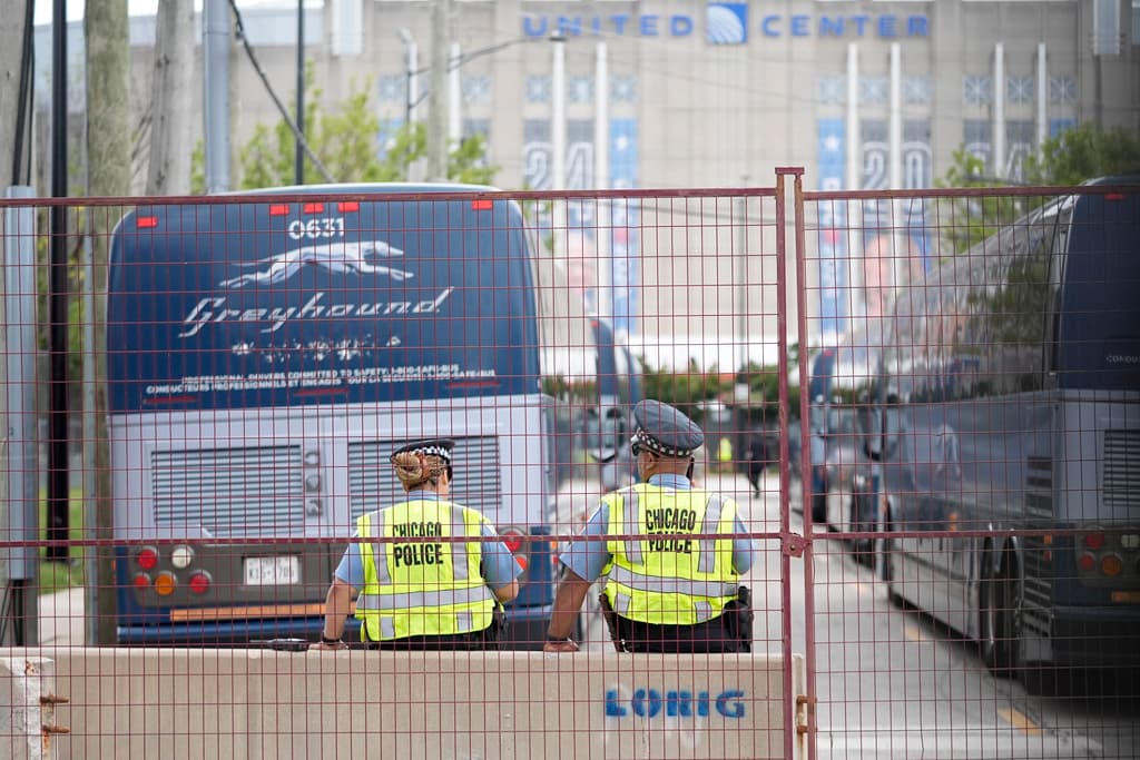 Aunque el Departamento de Policía de Chicago está a cargo completamente de ejecutar el plan, se informó que oficiales que trabajaron en Milwaukee con la Convención Nacional Republicana, ofrecerán apoyo.