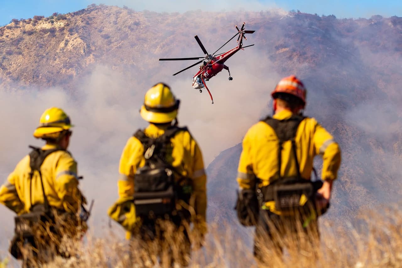 Los fuertes vientos de Santa Ana pueden empujar las llamas hacia nuevas áreas, transportar brasas a mayor distancia y dificultar las labores de los bomberos. La combinación de viento intenso y baja humedad llevó a emitir advertencias por condiciones críticas para incendios en amplias zonas del sur de California.