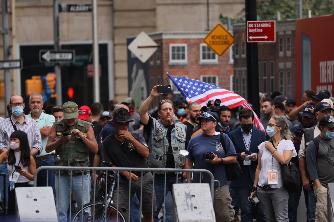 Algunas personas se han acercado a la ‘zona cero’, hasta los límites impuestos por las autoridades. Cerca de 3,000 personas murieron en los edificios siniestrados y los aviones secuestrados, los dos estrellados contra las torres gemelas en Nueva York, un vuelo estrellado contra el Pentágono y el que cayó en Pennsylvania.
