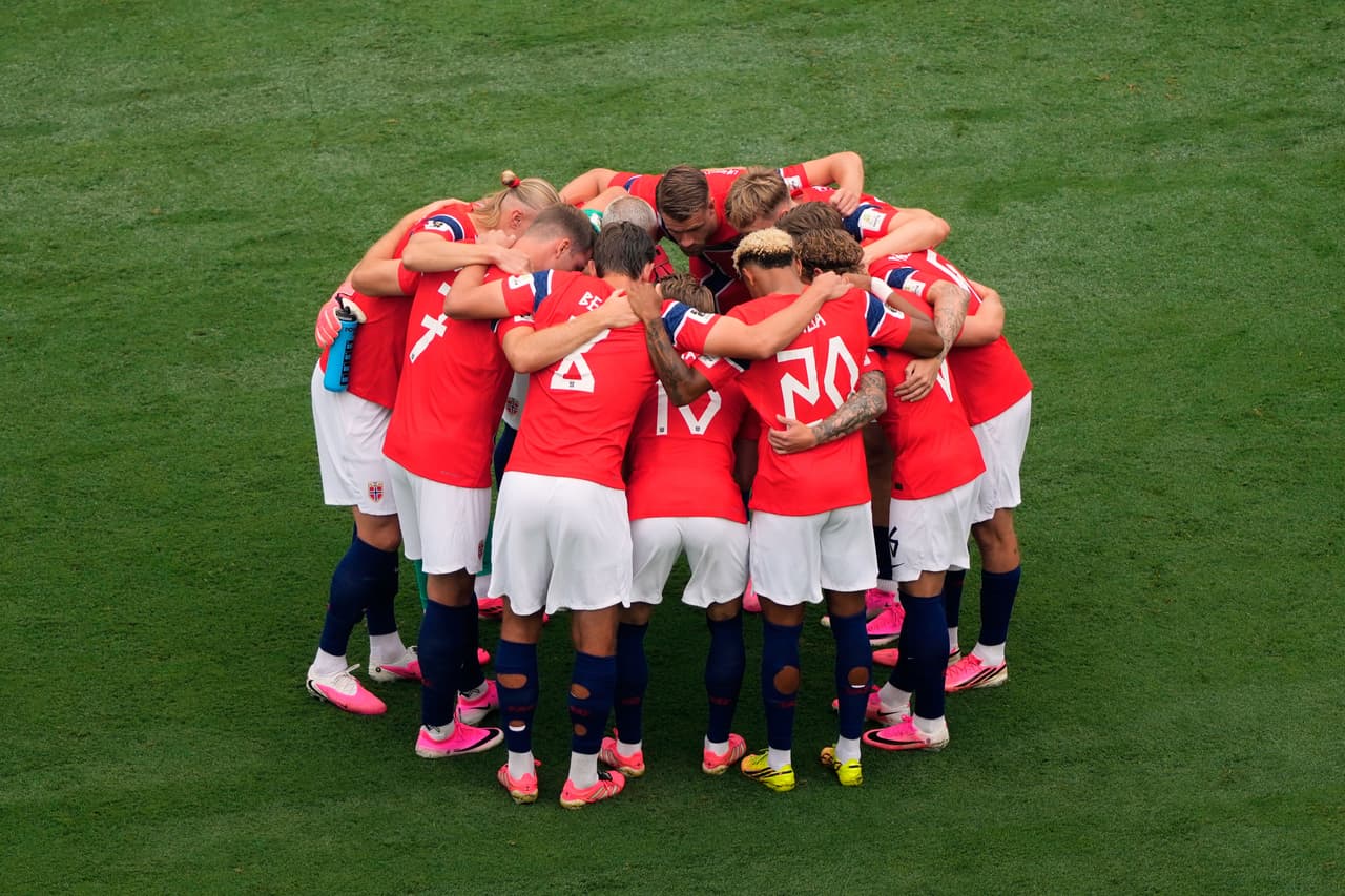 La escuadra noruega se abraza antes de comenzar.