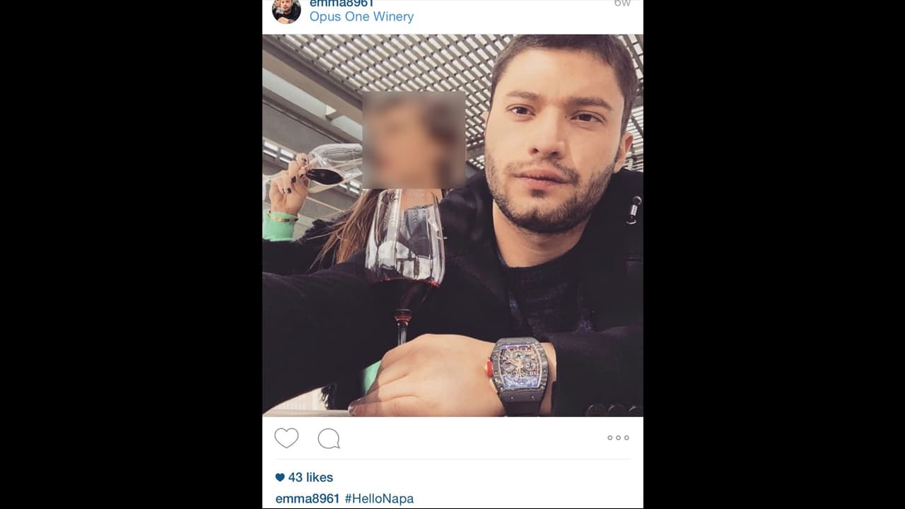 Emmanuel Rubio posando en Napa Valley con un reloj Richard Mille Lotus F1 Team con valor aproximado de $150,000.