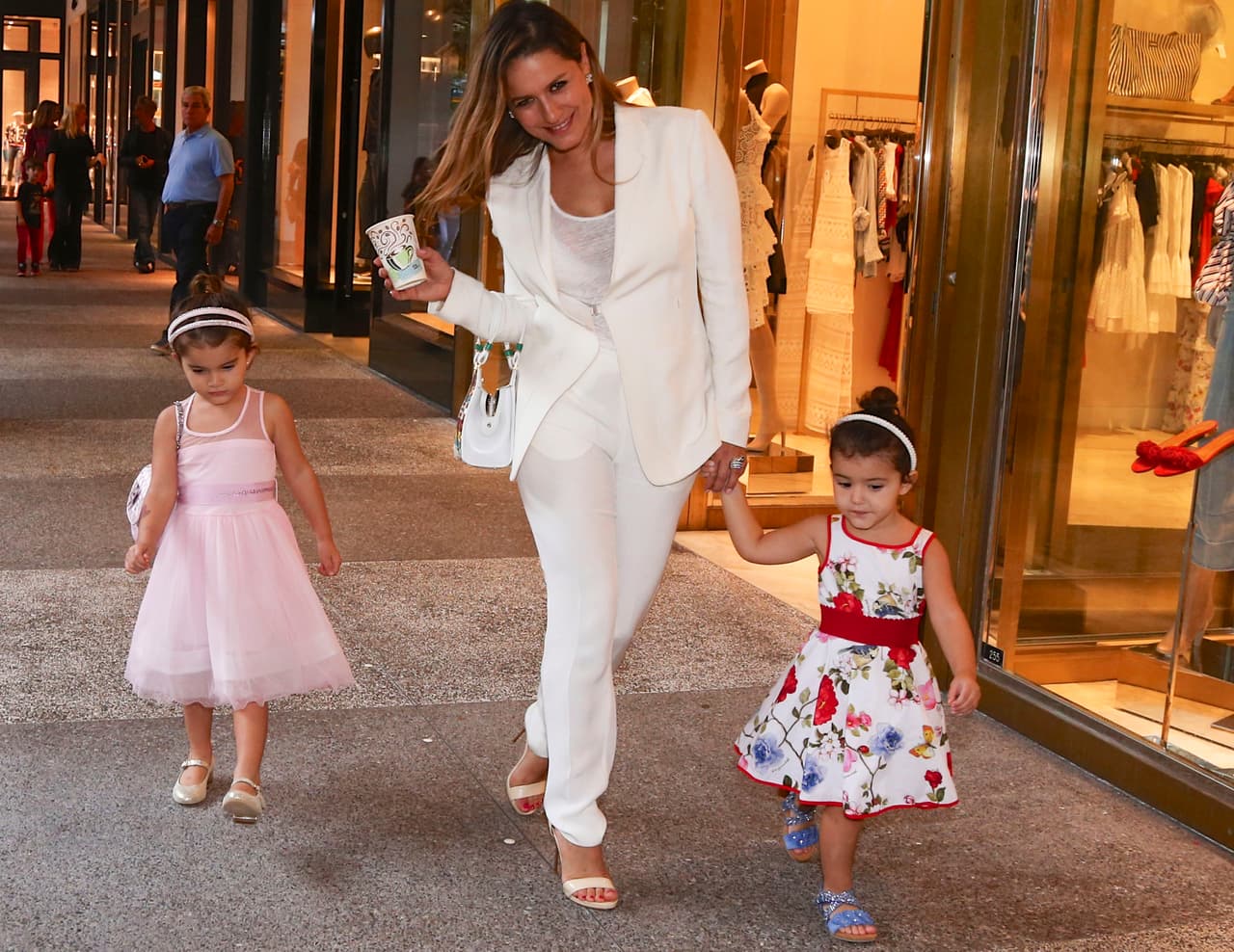 Lola Ponce y sus hijas de compras en Miami.