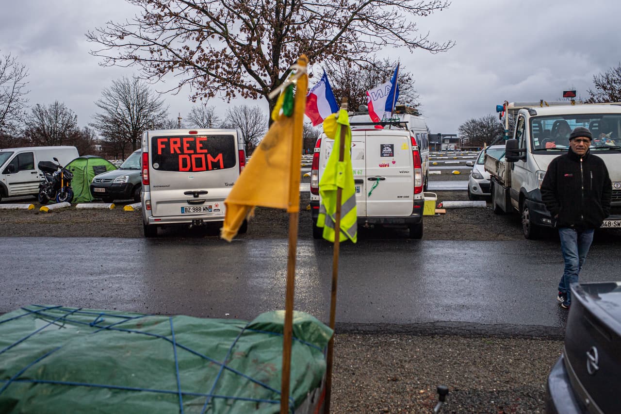 Y protestas similares se han comenzado a ver en Europa. Las autoridades belgas dijeron que prohibirían los convoyes de manifestantes antivacunas en Bruselas.