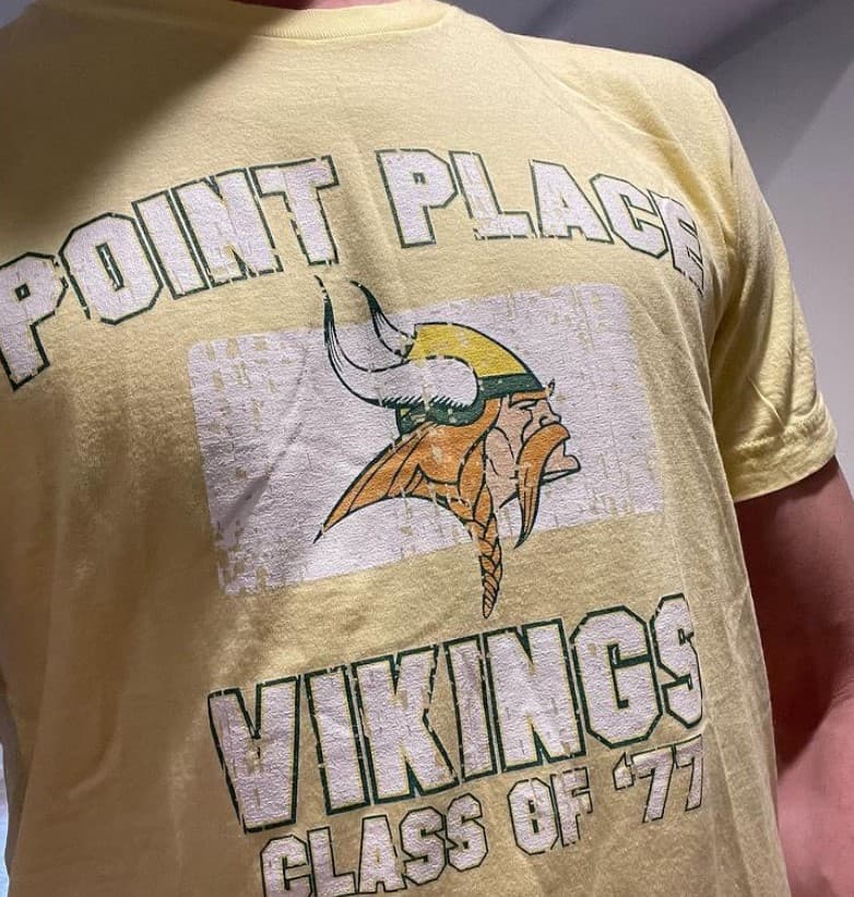 Al igual que Wilmer Valderrama, Topher Grace sorprendió con una publicación en su Instagram personal el pasado 01 de mayo haciendo alusión a 'El show de los 70'. En ella se puede ver una playera de 'la clase del '77', la cual acompañó con la frase "Yup, still fits. #hellowisconsin" (Sí, aún me queda. #holawisconsin).