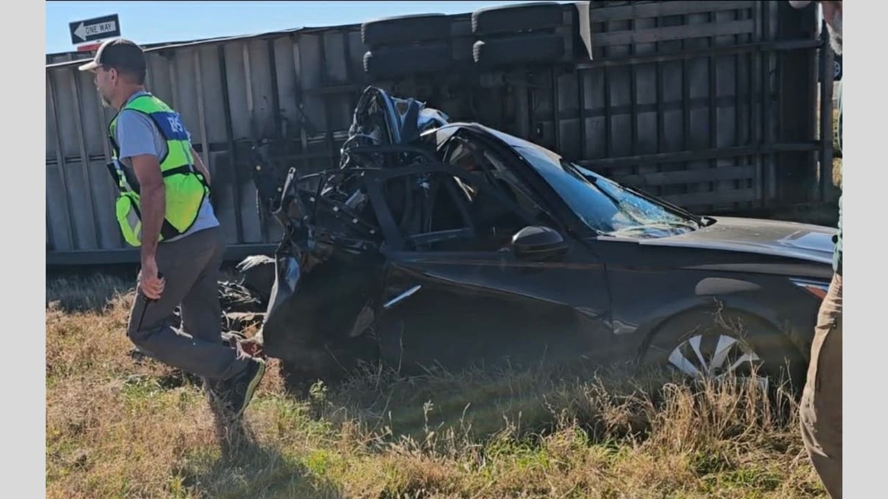 Cuatro familias texanas se encuentran de luto luego de que el conductor de un camión de 18 ruedas, de la cadena de supermercados HEB, impactara el auto en el que viajaban cuatro amigas, e hiciera que perdieran la vida en una volcadura.
<br>
<br>Ahora la famiia de las cuatro amigas está demandando a la empresa HEB alegando que el conductor responsable no circulaba con seguridad el día del accidente.