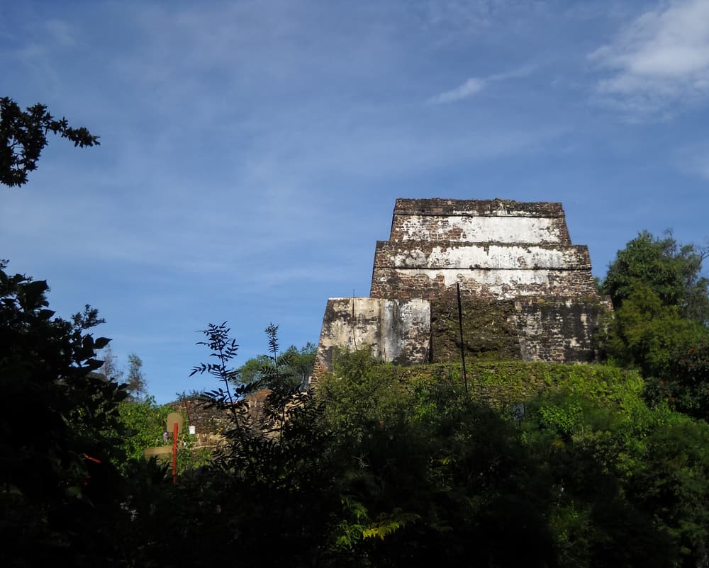 <b>Tepoztlán, México</b>
<br>En el estado mexicano de Morelos se encuentra el cerro del Tepozteco, en cuya cima se encuentra una zona arqueológica. Sin embargo, muchos dicen que los antiguos pobladores de la zona decidieron construir ahí debido a que el lugar ha funcionado como contacto con extraterrestres y han sido varios los ovnis que se han visto sobrevolar el lugar.