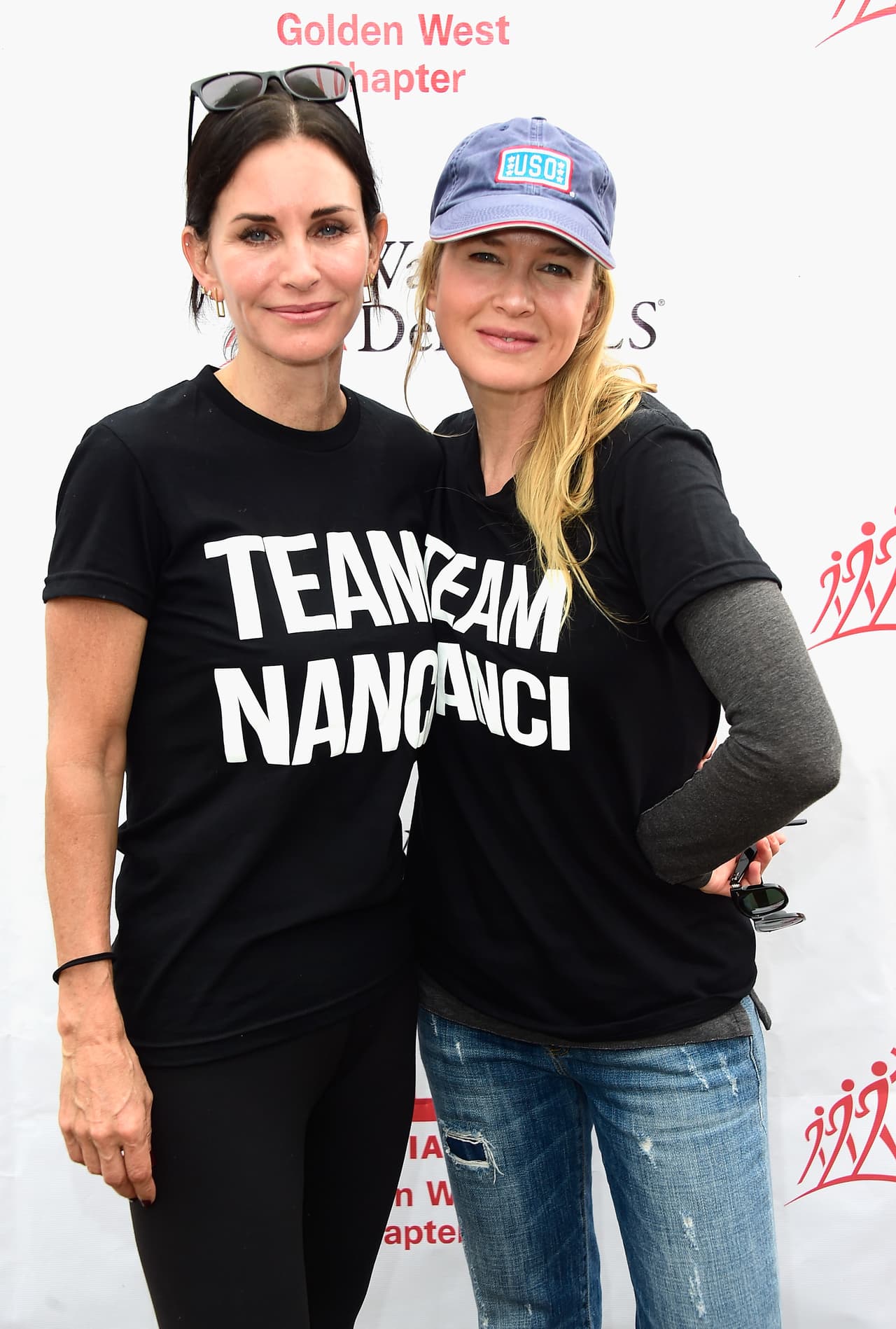 Posando con su amiga Renee Zellweger.