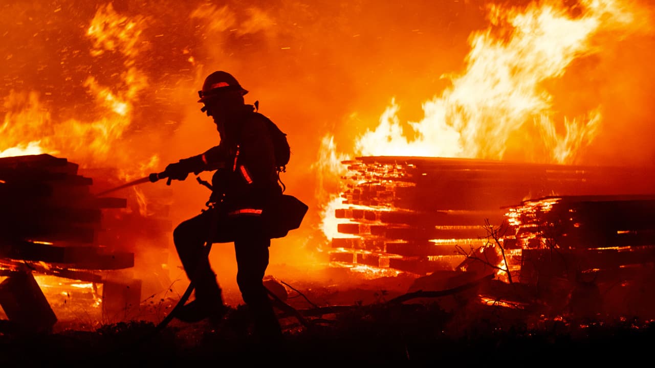 Incendio forestal arrasa con la mitad de las casas de Big Creek, en el condado de Fresno