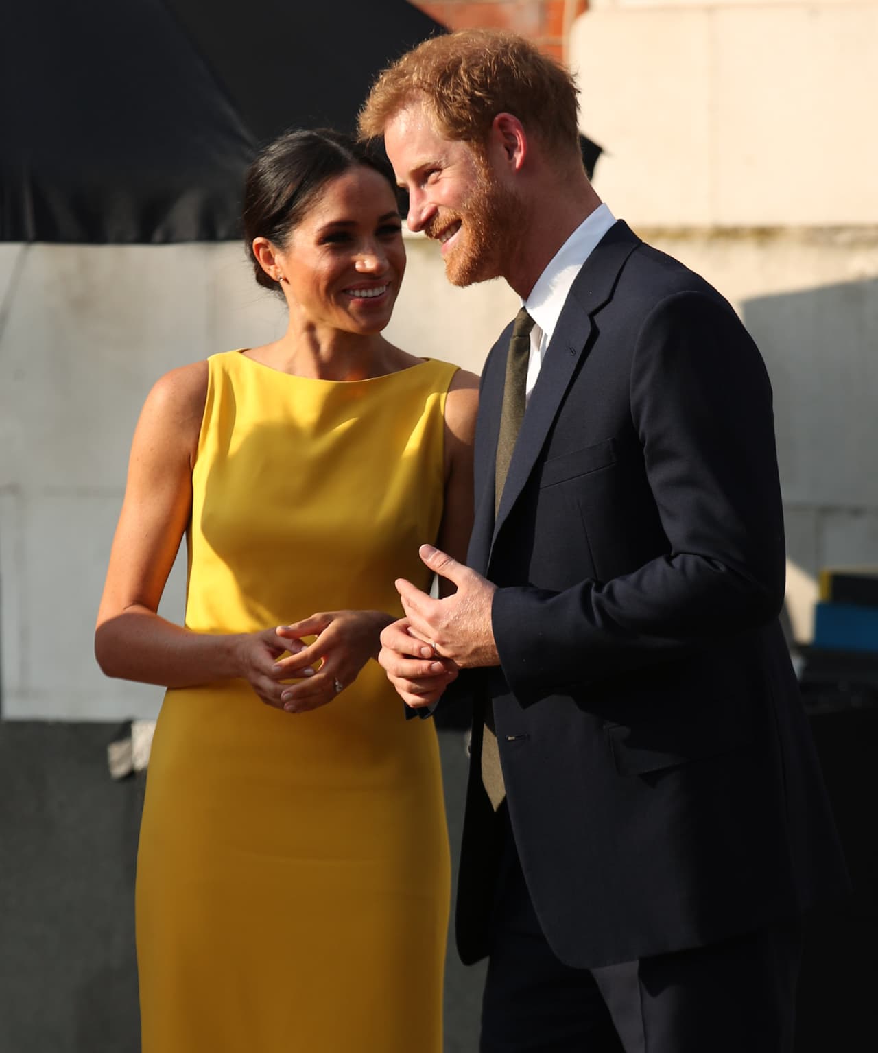 Además, Meghan y Harry mostraron una actitud informal en dicha recepción, lo que hace ver que los enamorados aún se encuentran en el periodo de luna de miel que parece no acabar.
