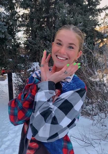 Nicole tiene 17 años y su pasatiempo es modelar, aquí la vemos dando su mejor sonrisa para la cámara.