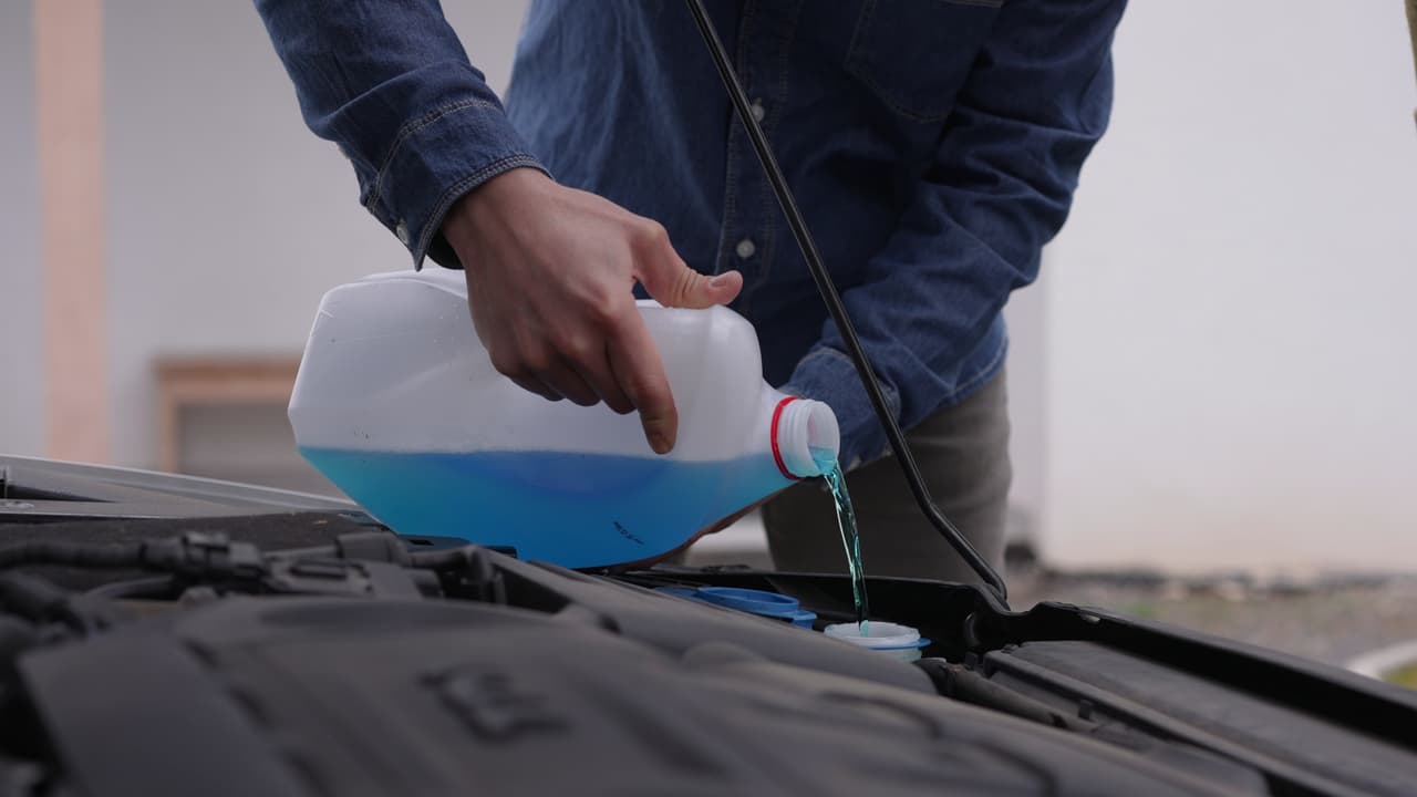 <b>Revisa el Sistema de Refrigeración y el Aire Acondicionado</b>
<br>
<br>Recuerda que en verano, el motor del auto y el sistema de refrigeración trabajan a marchas forzadas y pueden sufrir de sobrecalentamiento.
<br>
<br>Por eso la AAA señala que es importante revisar lo siguiente:
<br>
<br>-
<b>El nivel del líquido refrigerante</b> o anticongelante esté entre los límites recomendados.
<br>
<br>-
<b>No haya fugas en mangueras</b> o el radiador.
<br>
<br>-
<b>El termostato y el ventilador</b> funcionen correctamente.