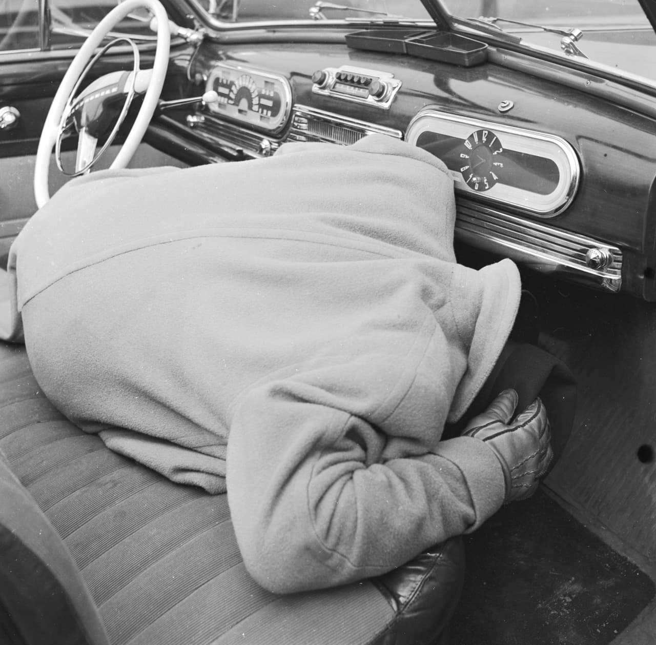 <b>10. </b>Otro consejo de las autoridades de Guam: "Si usted está afuera durante o después de la explosión,
<b> límpiese tan pronto como sea posible para librarse de cualquier material radioactivo</b> que haya podido quedar en su cuerpo. Quítese la ropa. Remover las capas exteriores de la ropa puede ayudar a quitarle de encima el 90% del material radioactivo. Si es posible, ponga la ropa en una bolsa plástica, séllela y luego póngala lejos de cualquier persona u animal".