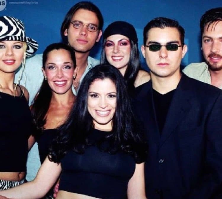 DKDA estuvo conformada por Jan, Varónica Jaspeado, Patricio Borghetti, Paola Cantú, Ernesto D’Alessio, Sharis Cid y Alessandra Rosaldo. Solamente sacaron un disco con 15 canciones.