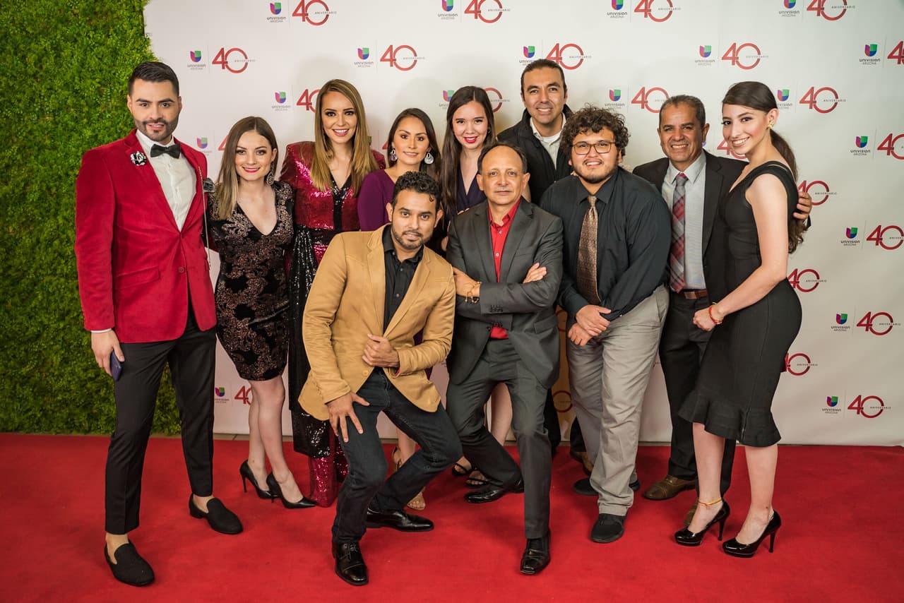 El equipo de Univision Arizona posa por una foto en la alfombra roja.
<br>
