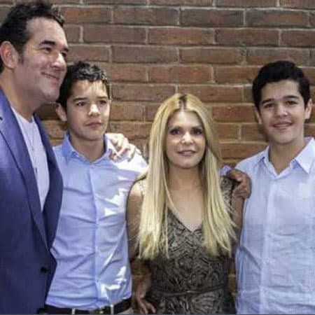 Con quien tiene una buena relación a pesar de la polémica que envolvió su divorcio, pues se decía que la razón de la ruptura fue una infidelidad del actor con
<b><a href="http://www.univision.com/novelas/la-candidata/susana-gonzalez-y-su-polemica-vida-amorosa-fotos">Susana González</a></b>.