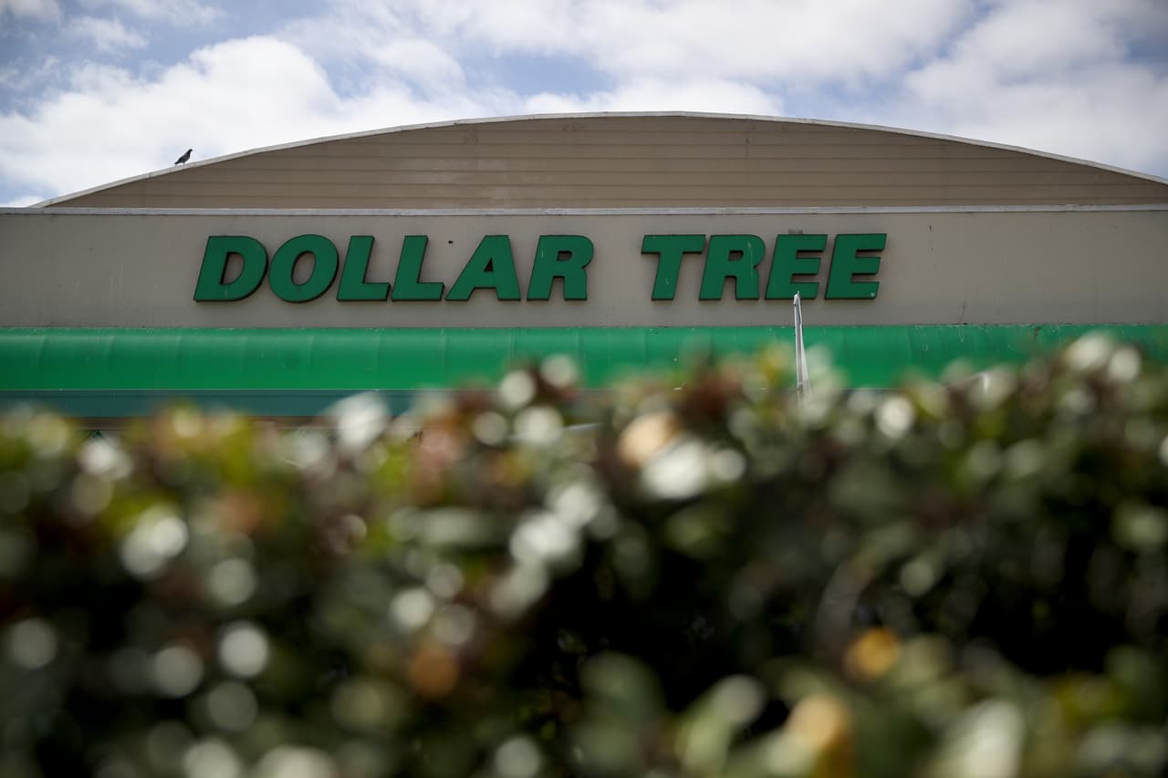 Dollar Tree cambió su política el 8 de julio para exigir a todos los asociados, vendedores y clientes que usen cubiertas de tela en sus tiendas.