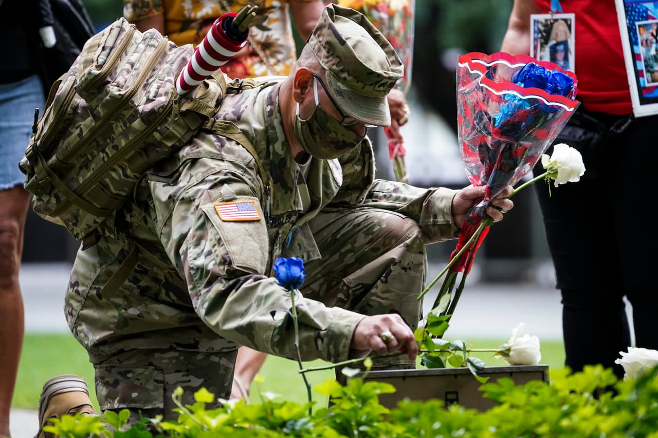 Edwin Morales, sargento del ejército, coloca flores en honor al bombero Rubén D. Correa en el Museo y Memorial Nacional del 11 de septiembre.
<br>