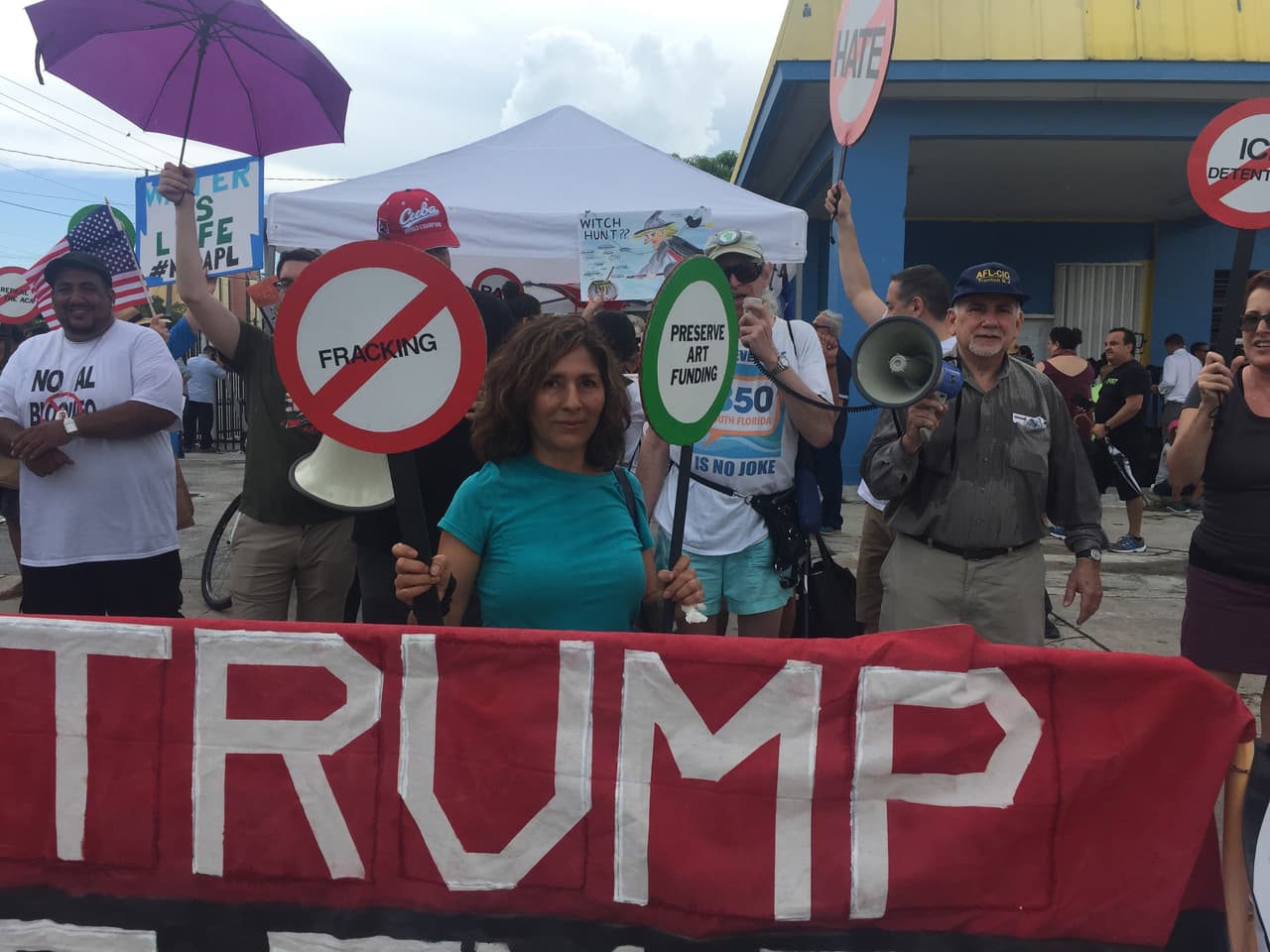 "Si en 50 años no ha funcionado ¿por qué va a funcionar ahora?", se pregunta.Rosa, una peruana que lleva 30 años viviendo en EEUU haciendo referencia a la ruptura de relaciones diplomáticas con Cuba que había hasta que, en diciembre de 2014, Cuba anunció el deshielo. "En estos años he visto el sufrimiento de los cubanos y he visto que el sistema anterior no funcionó. Me parecen muy buenos los cambios de Obama y creo que no se debe volver atrás. Es inútil", opina.