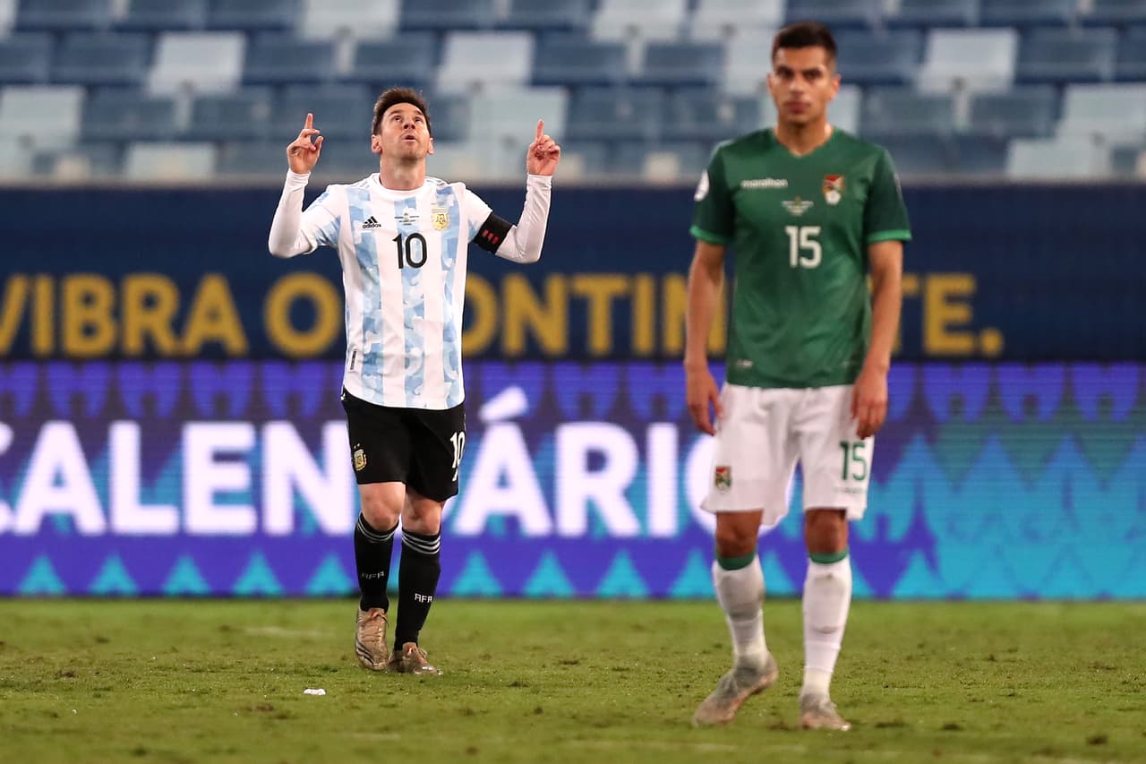 Argentina le pasó por encima a Bolivia con una gran noche de Lionel Messi, quien ya es el jugador con más apariciones en la selección albiceleste. ‘Papu’ Gómez hizo el primer gol del partido y Lautaro Martínez sentenció. Bolivia hizo el del honor.