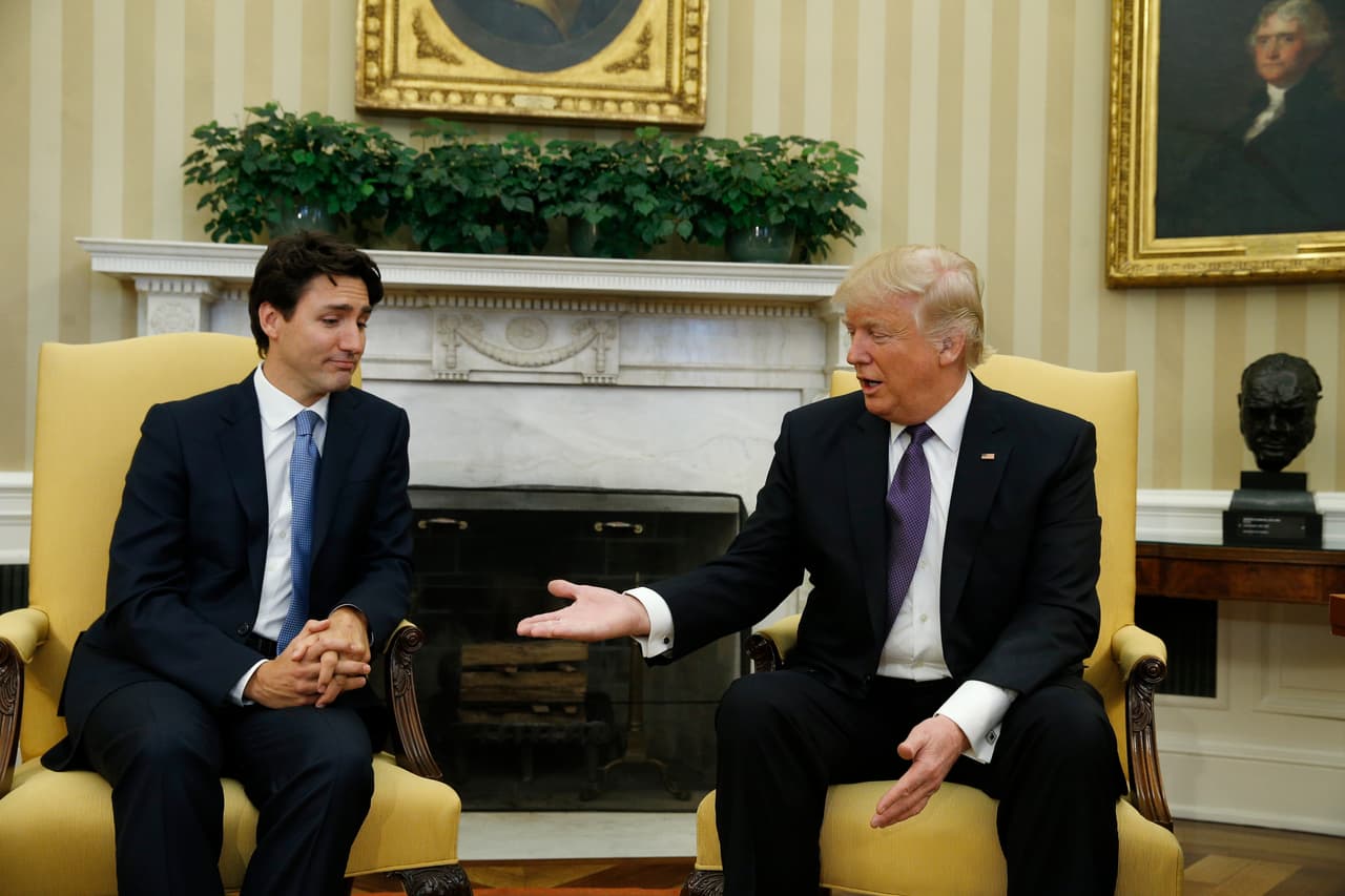 <b>Saludo canadiense.</b> El primer ministro canadiense Justin Trudeau visitó al presidente Donald Trump en la Casa Blanca. Un cordial encuentro de donde surgieron interesantes imágenes, como esta donde el líder canadiense parace dudar en estrechar la mano del presidente de EEUU.