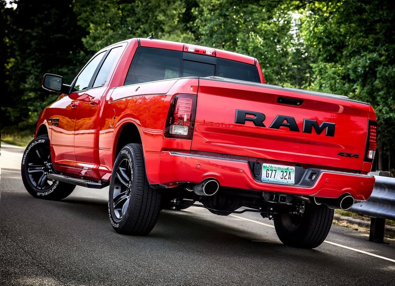 Entre las características más interesantes de la Dodge Ram Night 2017 está su suspensión de brazos múltiples con resortes que según Ram proporciona la mejor experiencia de manejo del actual mercado de pickups. La misma puede ser mejorada con la opción del sistema activo de suspensión de aire en las cuatro esquinas que cuenta con múltiples alturas de manejo seleccionables por el conductor.