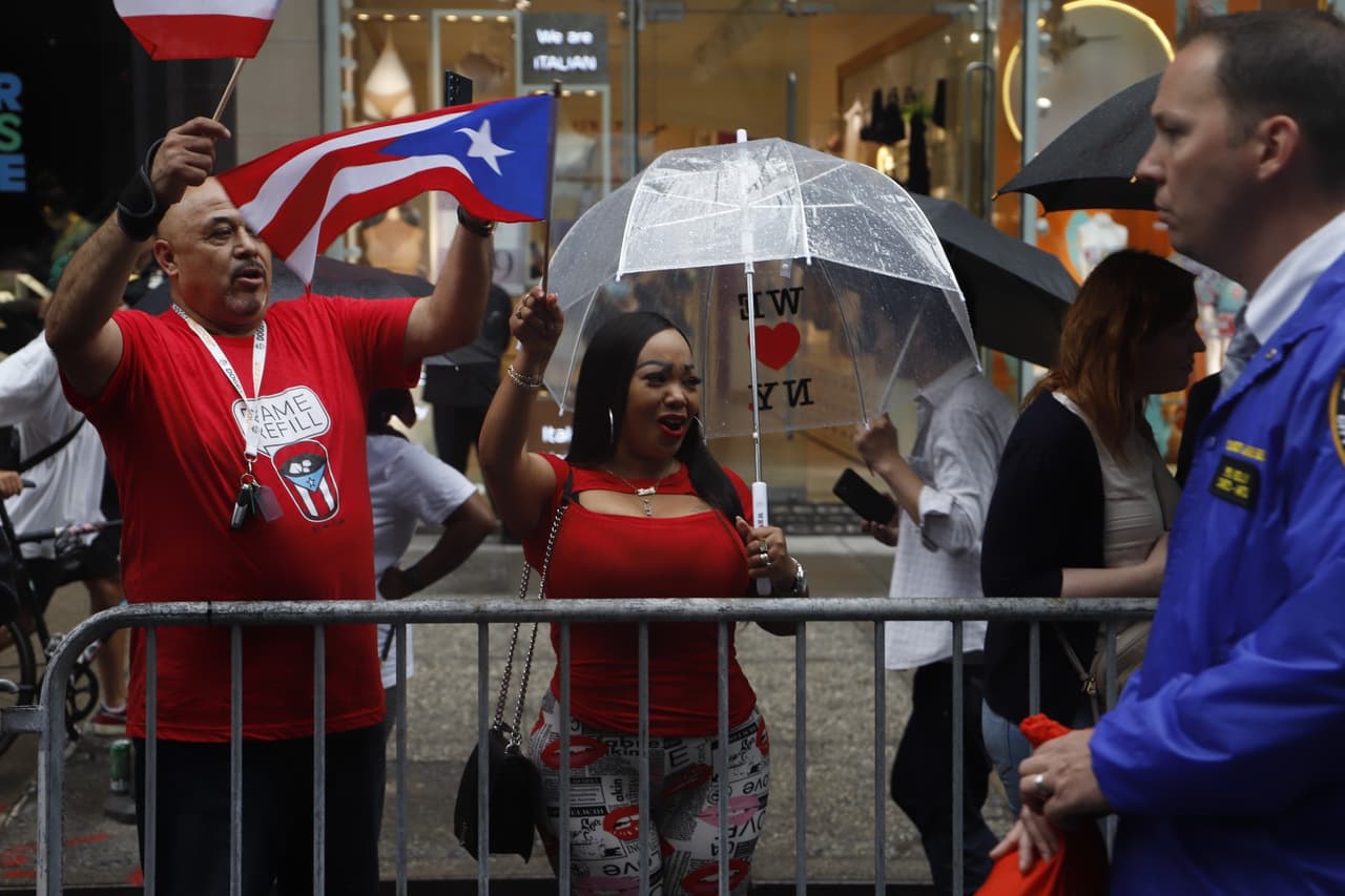Ni la amenaza de lluvia pudo contener la emoción de los aproximadamente 1.5 millones de espectadores que, tras dos años de pausa, cantaron al ritmo de 'Qué bonita bandera'.