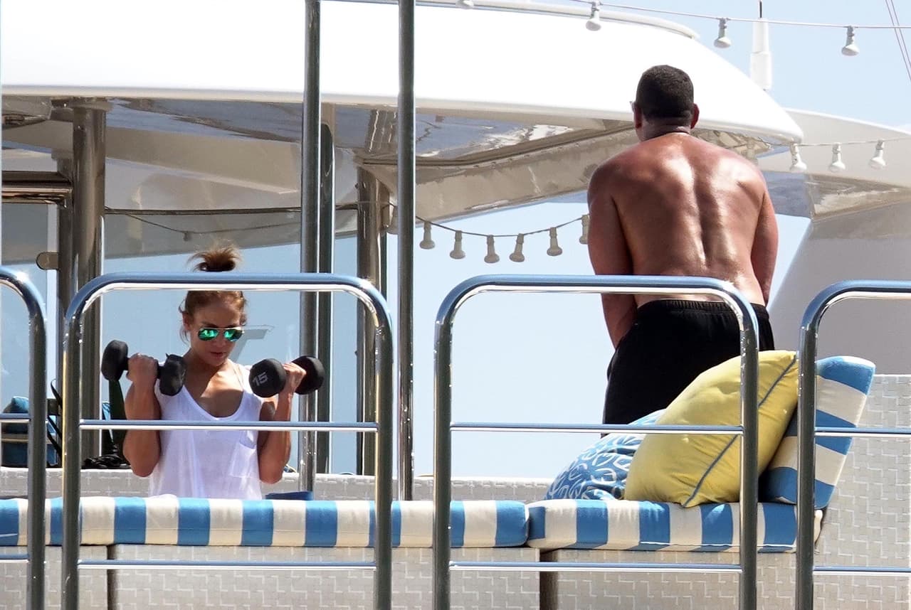 Así que su lujoso yate tiene
<b>equipo y espacios</b> preparados para que la pareja se ejercite.