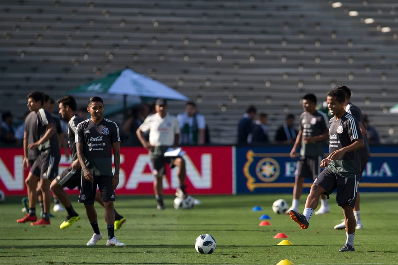 La selección mexicana realizó su último entrenamiento previo al juego ante el combinado de Gales a puerta abierto en el Rose Bowl, donde cientos de aficionados pudieron disfrutar y ver a sus futbolistas favoritos.
