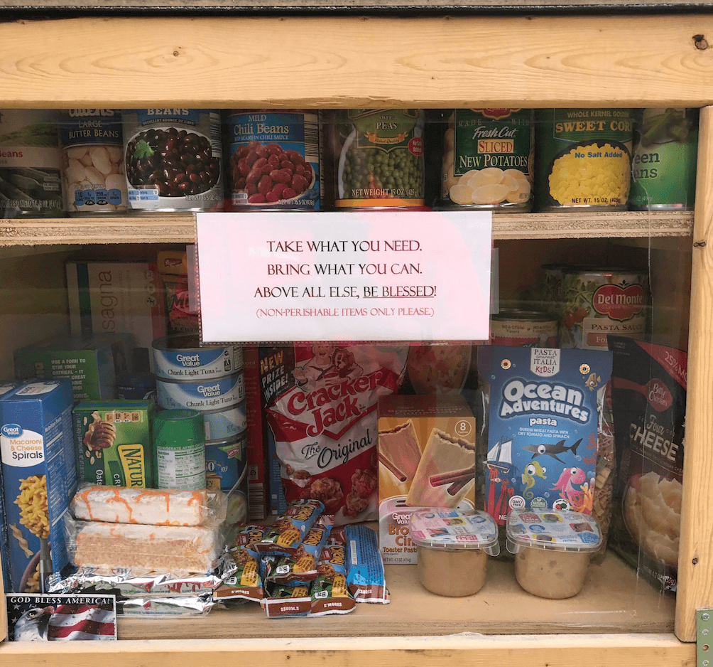 La pequeña caja de madera con la que Espinoza da de comer a quienes tengan hambre y nada con qué alimentarse.