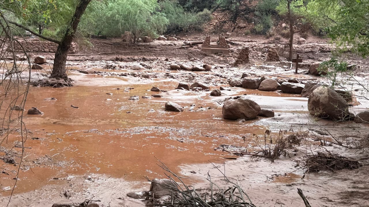 Inundaciones repentinas en el Gran Cañón dejan al menos 20 personas desaparecidas y dañan puentes