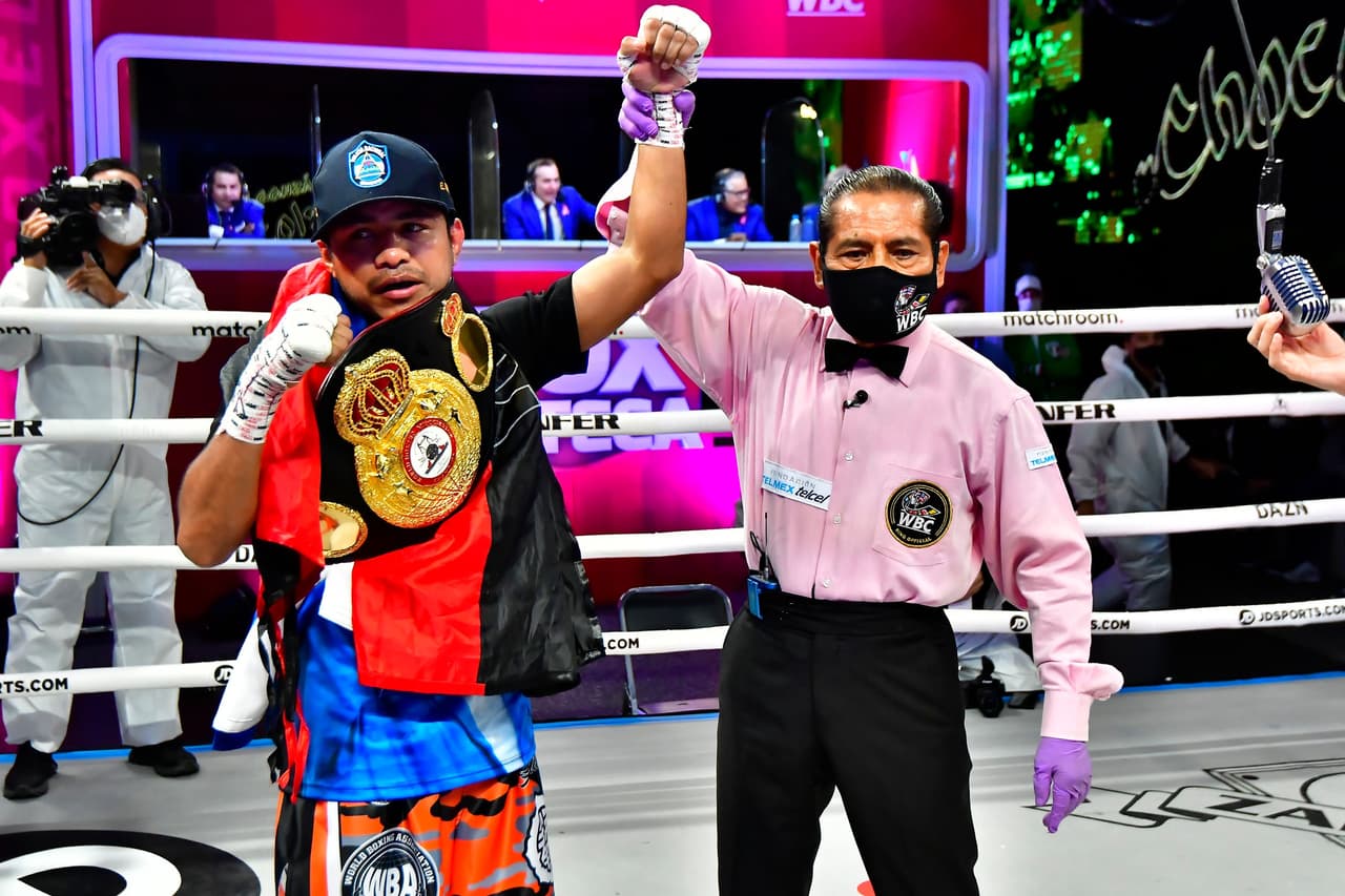 Román 'Chocolatito' González vive una 'guerra' pero retiene el título