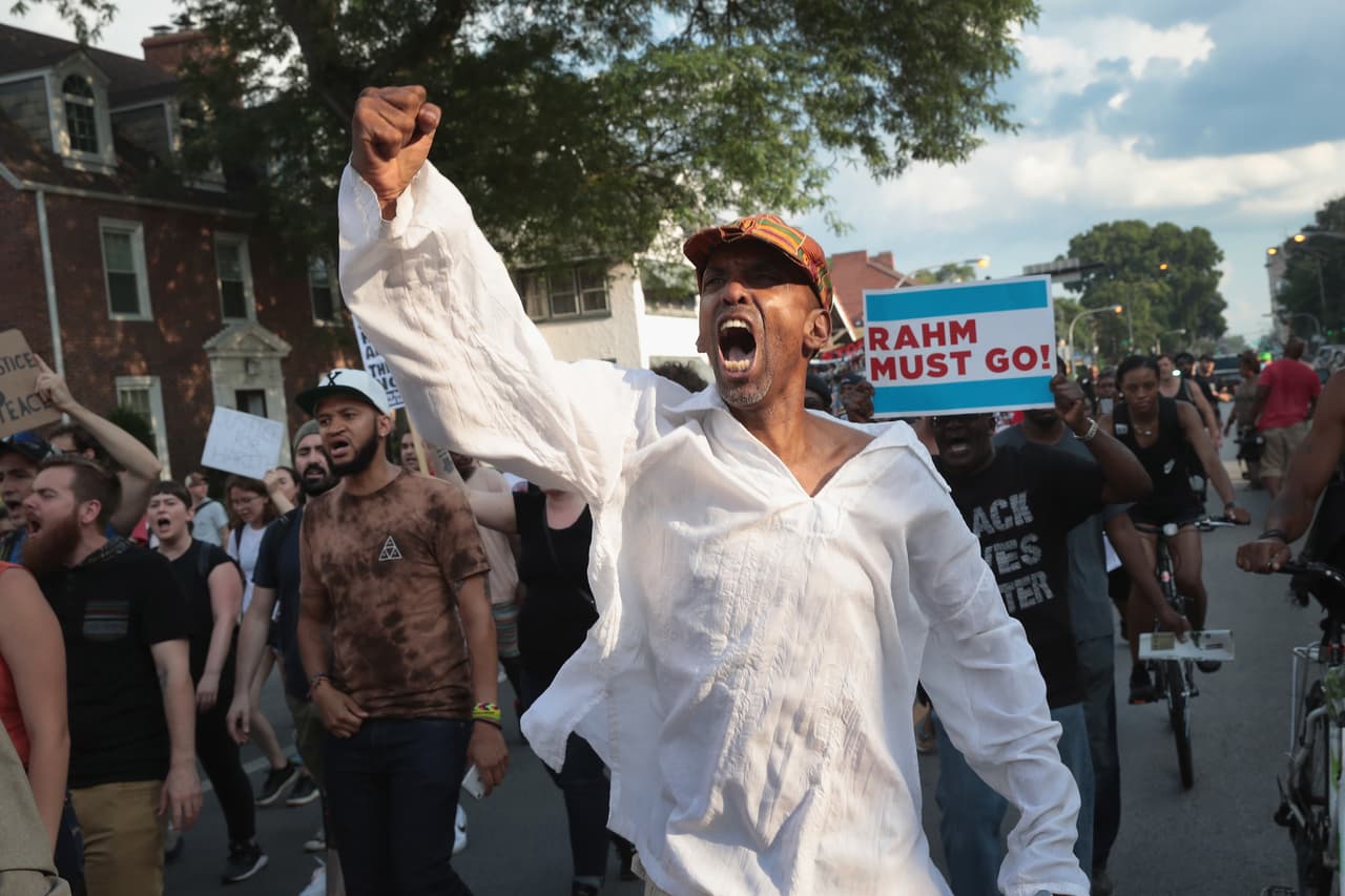 El video divulgado dura 45 segundos y no tiene sonido. Se observa a al menos cuatro oficiales acercándose a Augustus. Una agente femenina toma su brazo, comenzando una breve lucha. Augustus es empujado de espaldas a un vehículo policial. Se escapa y huye a la calle, donde parece buscar el arma. Un oficial le dispara una cantidad desconocida de veces.