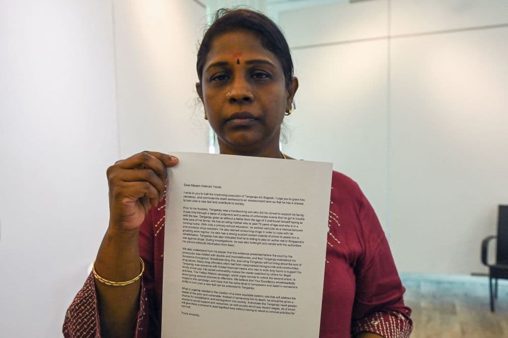 Leelavathy Suppiah, hermana de Tangaraju Suppiah, el hombre ejecutado este miércoles en Singapur por traficar dos libras de marihuana, muestra la carte de clemencia remitida a las autoridades.